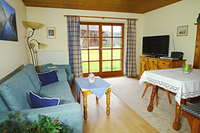 Wohnraum mit Essecke.